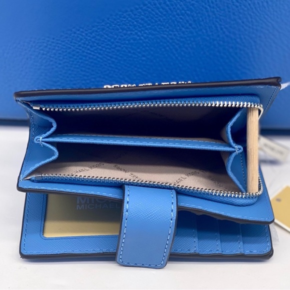 Michael Kors Medium Saffiano Leather
Wallet South Pacific - Picture 6 of 9